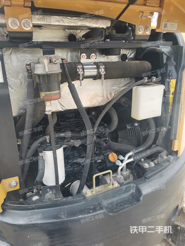 液压泵舱室正面整体（整机外观）