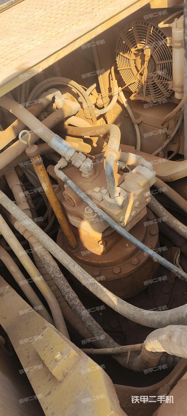 回转马达和主控阀（整机外观）