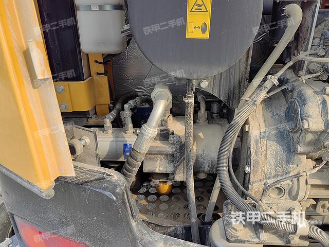 液压泵舱室正面整体（整机外观）