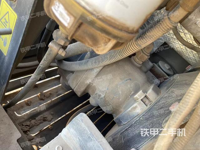 液压泵舱室正面整体（整机外观）