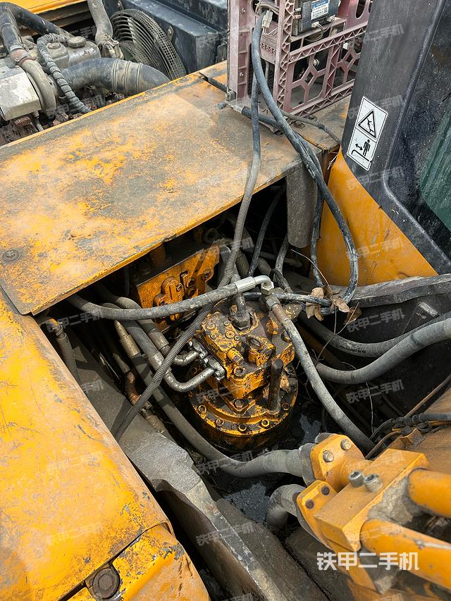 回转马达和主控阀（整机外观）