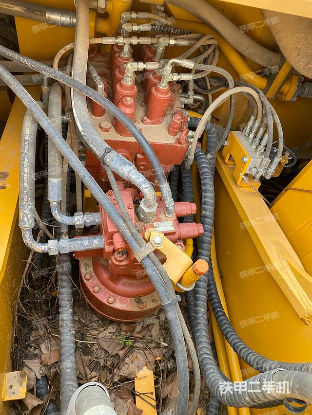 回转马达和主控阀（整机外观）