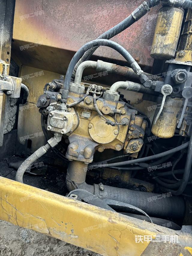 液压泵舱室正面整体（整机外观）