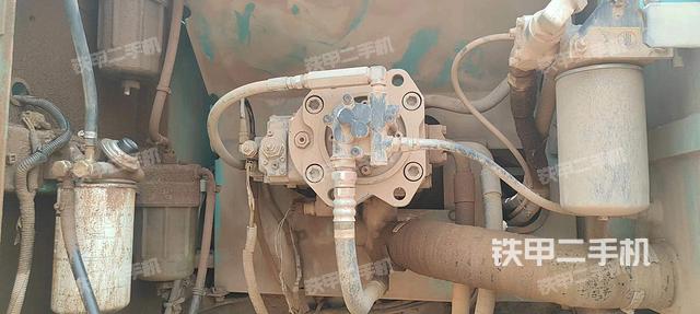 液压泵舱室正面整体（整机外观）