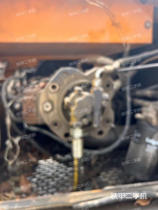 液压泵舱室正面整体（整机外观）