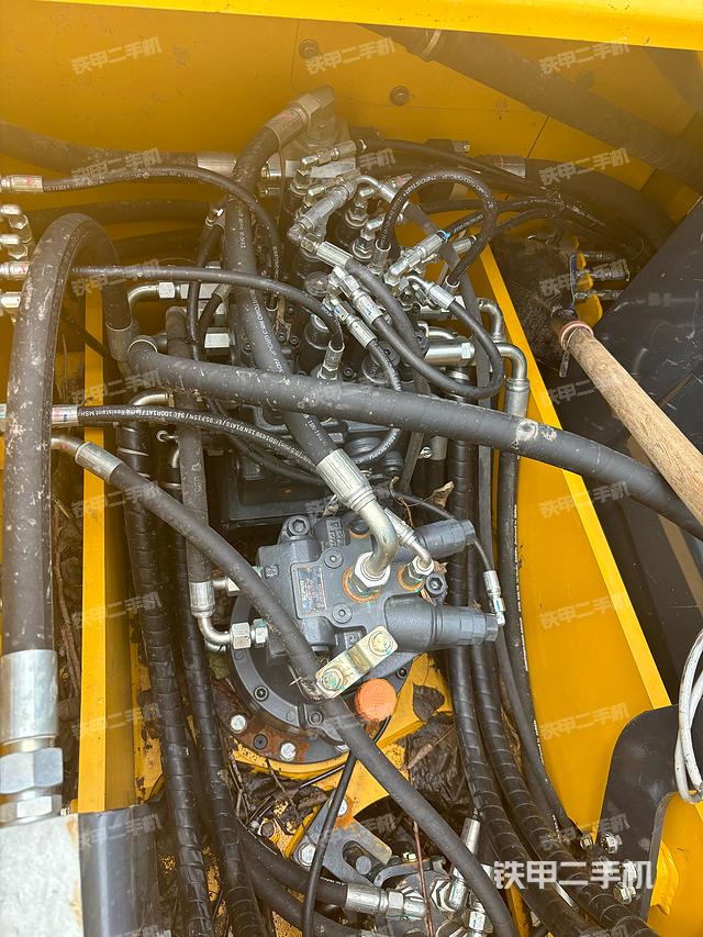 回转马达和主控阀(整机外观) 回转马达和主控阀(整机外观)