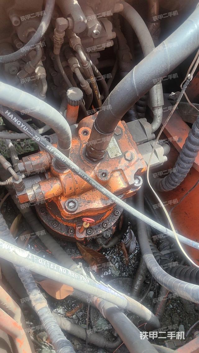 回转马达和主控阀（整机外观）