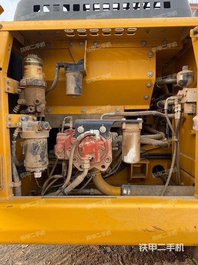 液压泵舱室正面整体（整机外观）