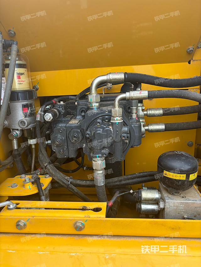 液压泵舱室正面整体(整机外观) 液压泵舱室正面整体(整机外观)