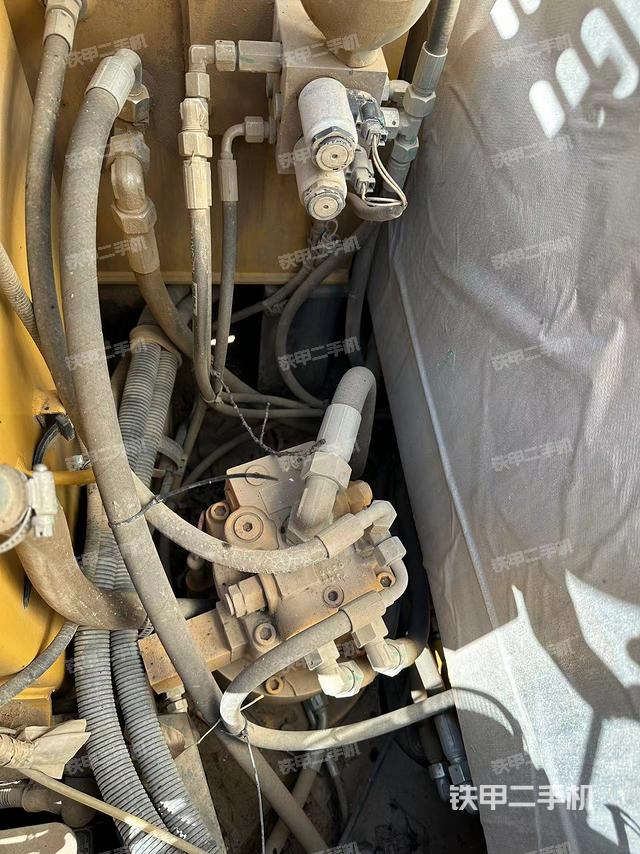 回转马达和主控阀（整机外观）