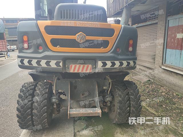 液压泵舱室正面整体（整机外观）