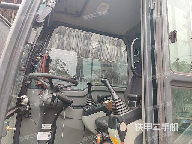 驾驶室顶部（整机外观）