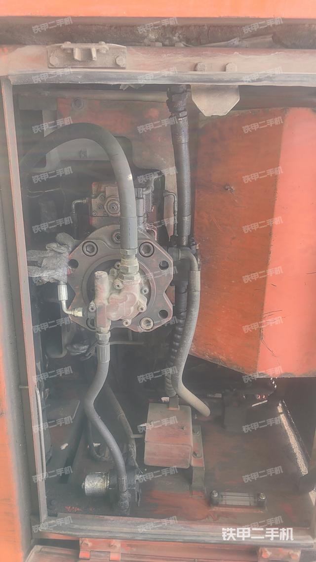 液压泵舱室正面整体（整机外观）