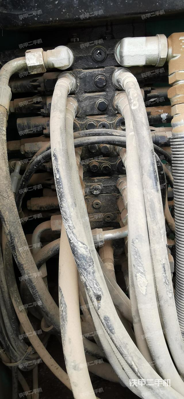 回转马达和主控阀（整机外观）