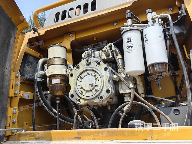 液压泵舱室正面整体（整机外观）