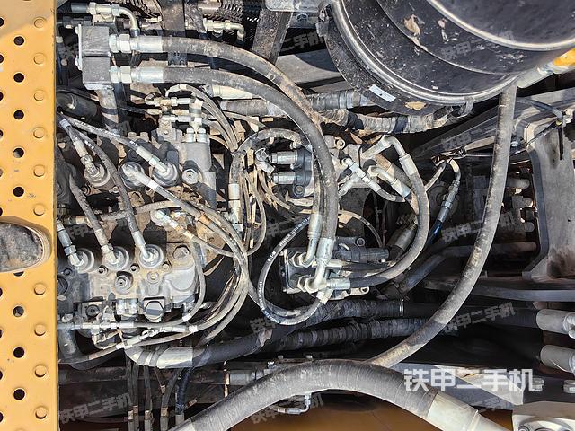 回转马达和主控阀（整机外观）