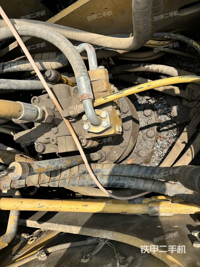 回转马达和主控阀（整机外观）