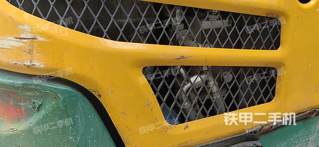 液压泵舱室正面整体（整机外观）