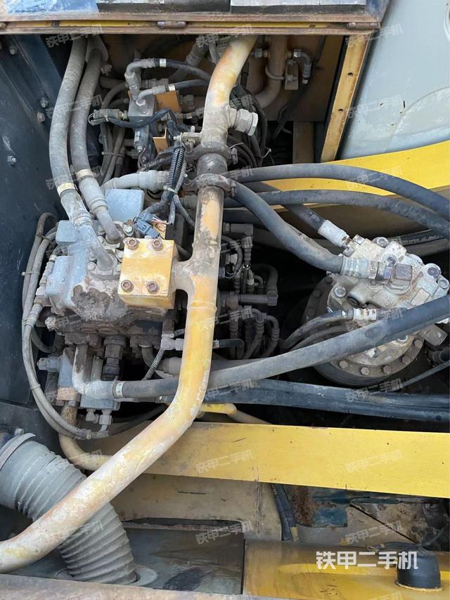 回转马达和主控阀（整机外观）