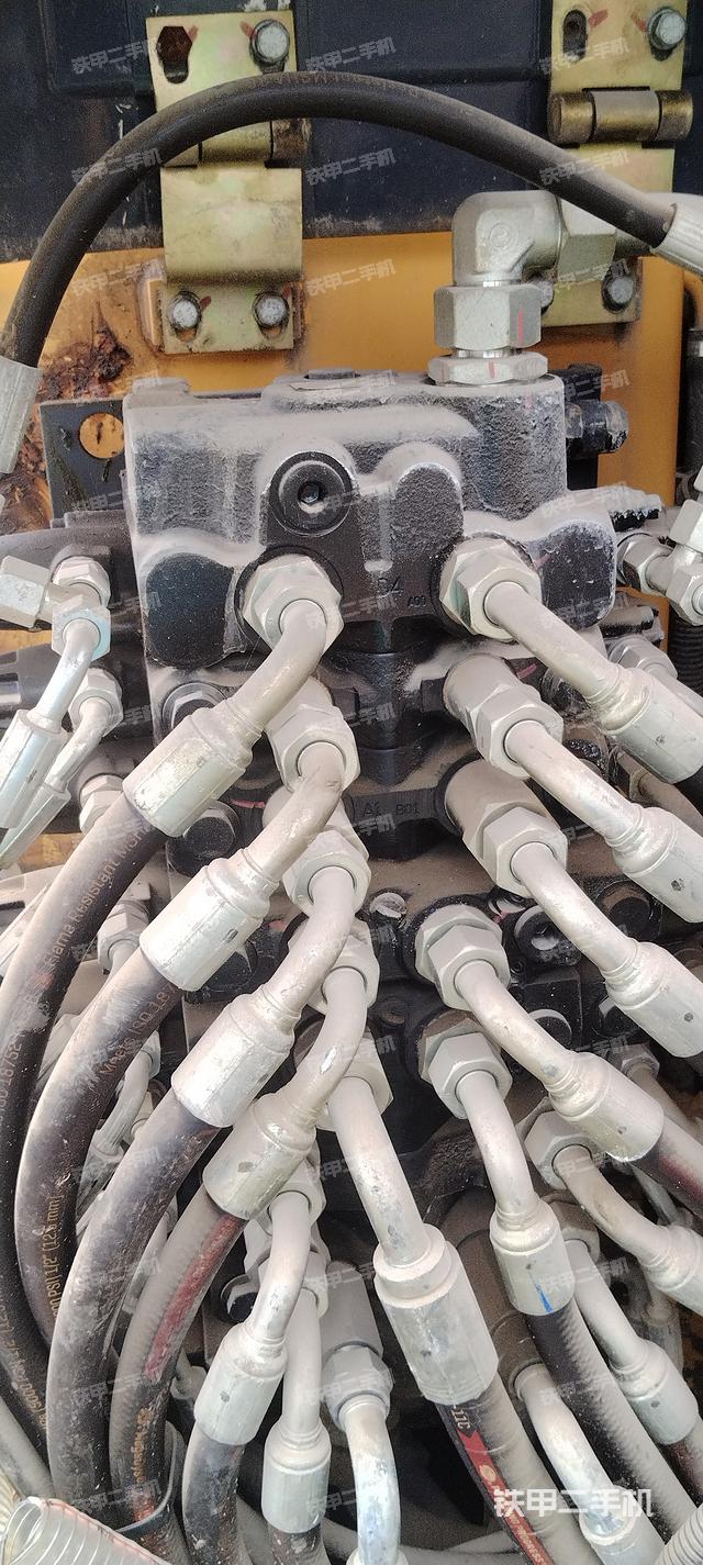 回转马达和主控阀（整机外观）