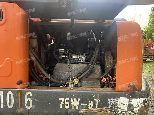 液压泵舱室正面整体（整机外观）