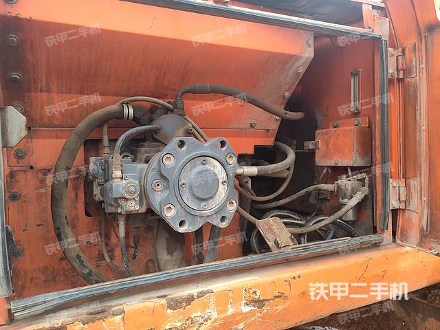 液压泵舱室正面整体（整机外观）