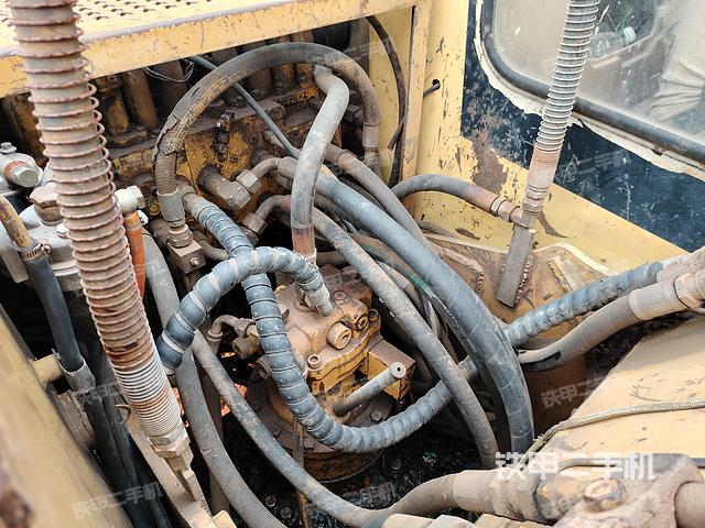 回转马达和主控阀（整机外观）