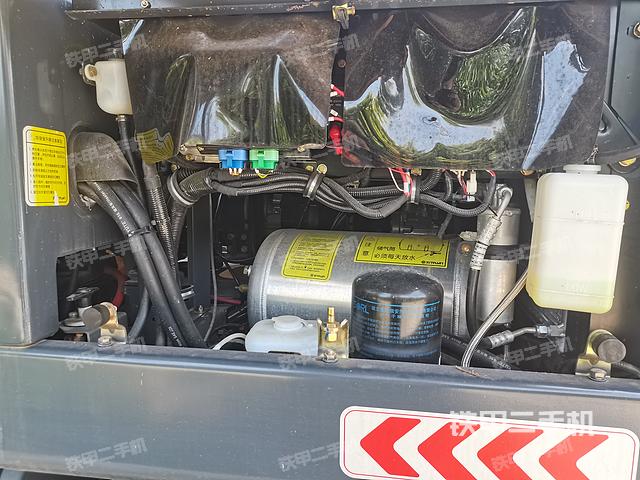 液压泵舱室正面整体（整机外观）