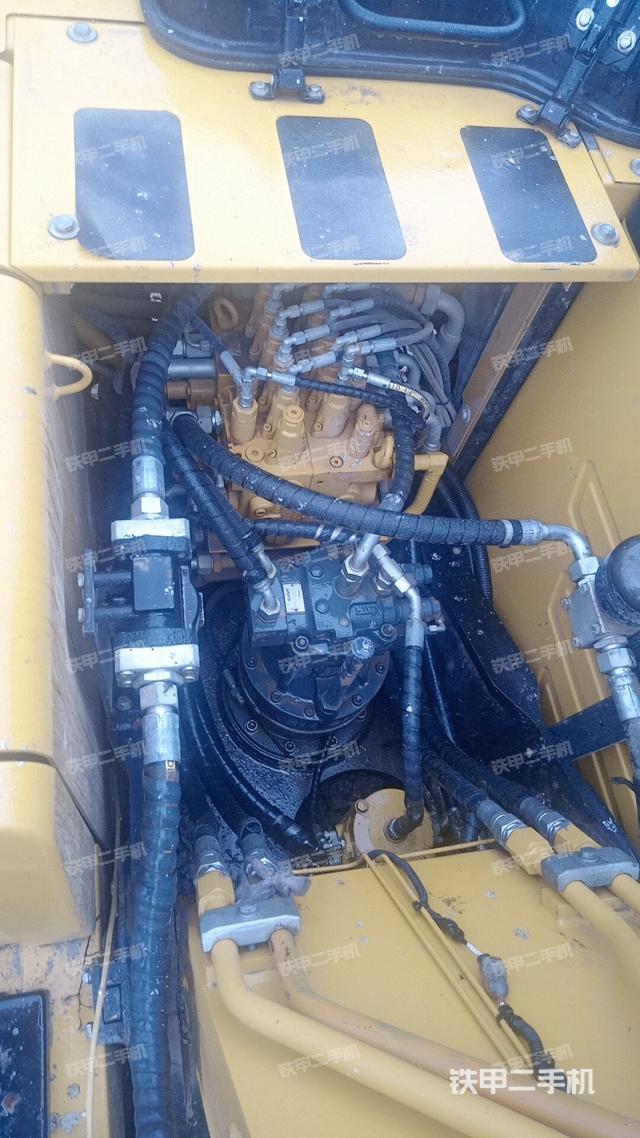 回转马达和主控阀（整机外观）