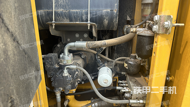 回转马达和主控阀（整机外观）