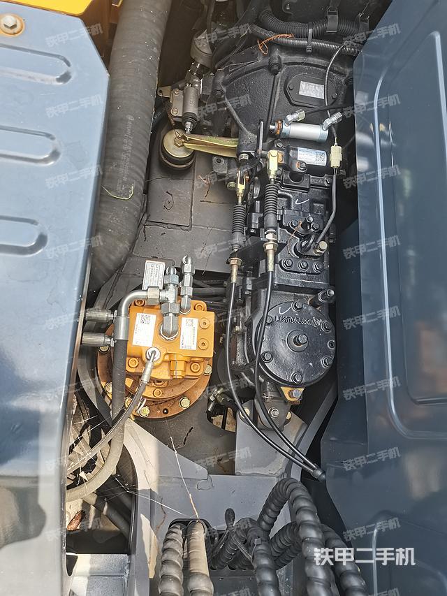 回转马达和主控阀（整机外观）