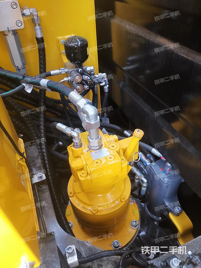 回转马达和主控阀（整机外观）