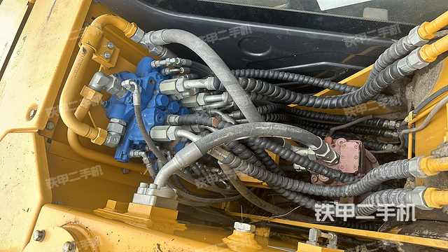 液压泵舱室正面整体（整机外观）