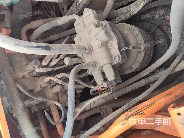 回转马达和主控阀（整机外观）