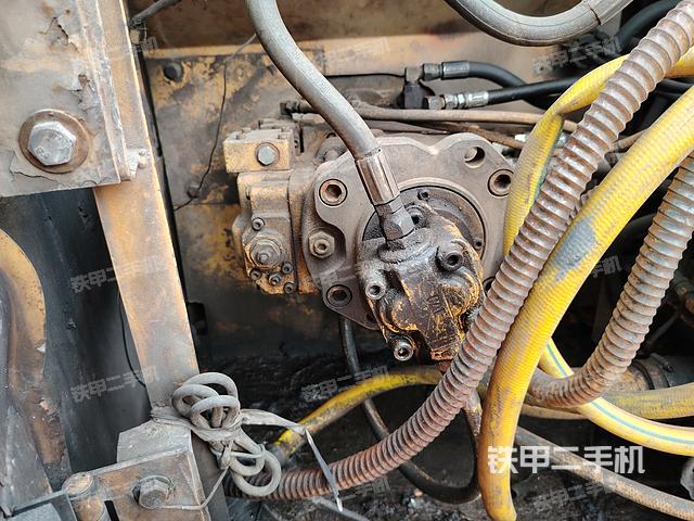 液压泵舱室正面整体（整机外观）