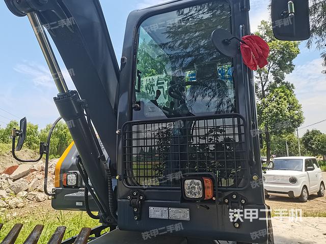 新源65w-7P(带破碎锤)挖掘机