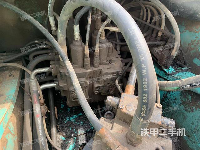 回转马达和主控阀（整机外观）