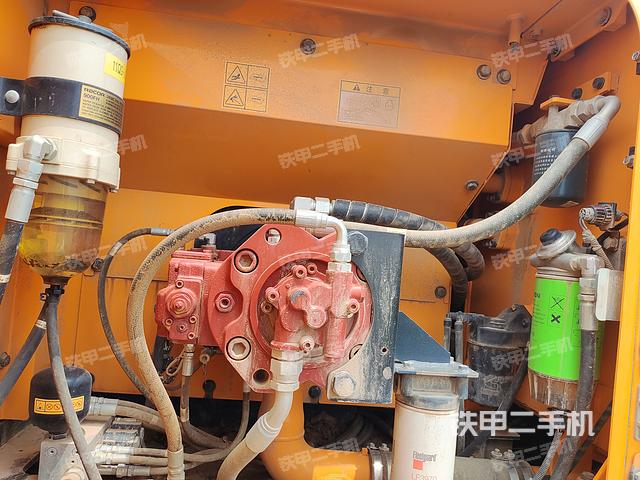 液压泵舱室正面整体（整机外观）