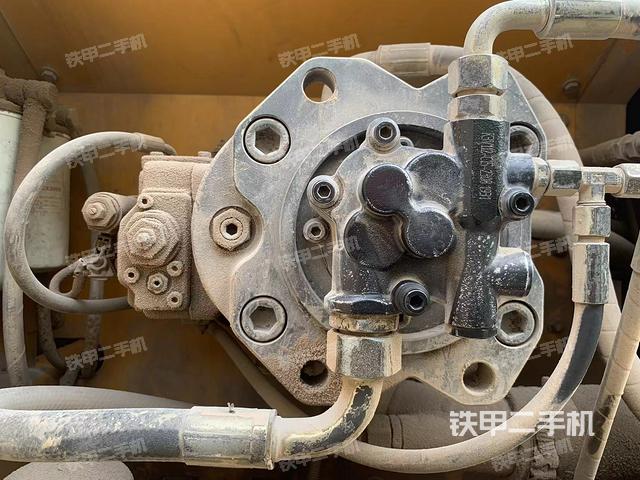 液压泵舱室正面整体（整机外观）