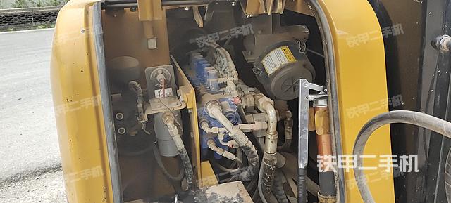 液压泵舱室正面整体（整机外观）