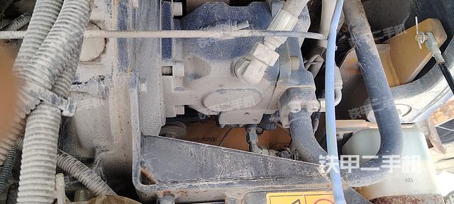 液压泵舱室正面整体（整机外观）