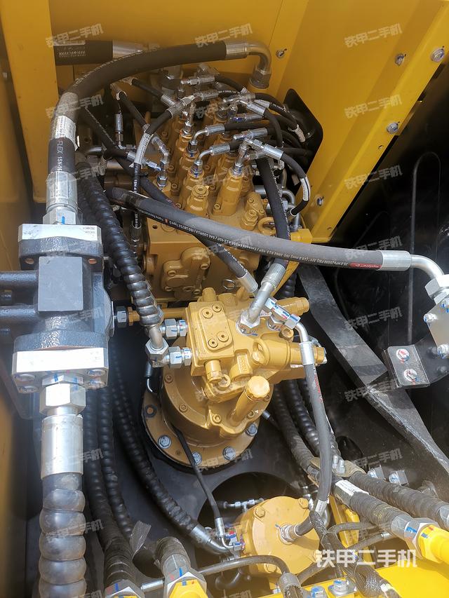 回转马达和主控阀（整机外观）