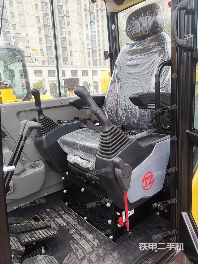 驾驶室顶部（整机外观）