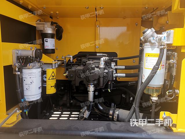 液压泵舱室正面整体（整机外观）