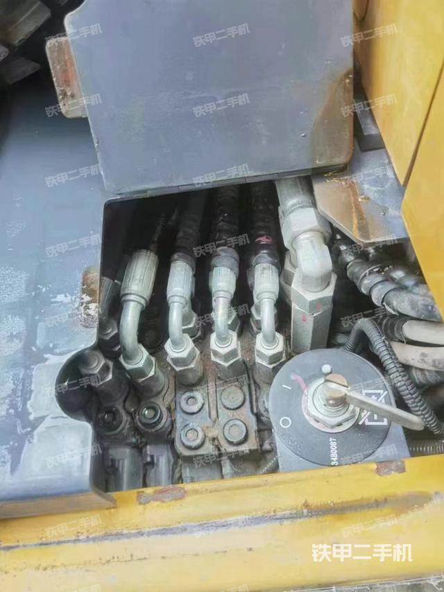 回转马达和主控阀（整机外观）