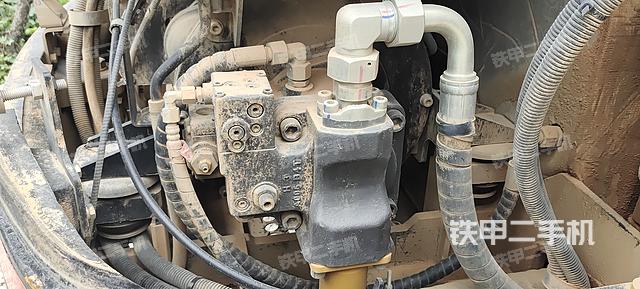 回转马达和主控阀（整机外观）