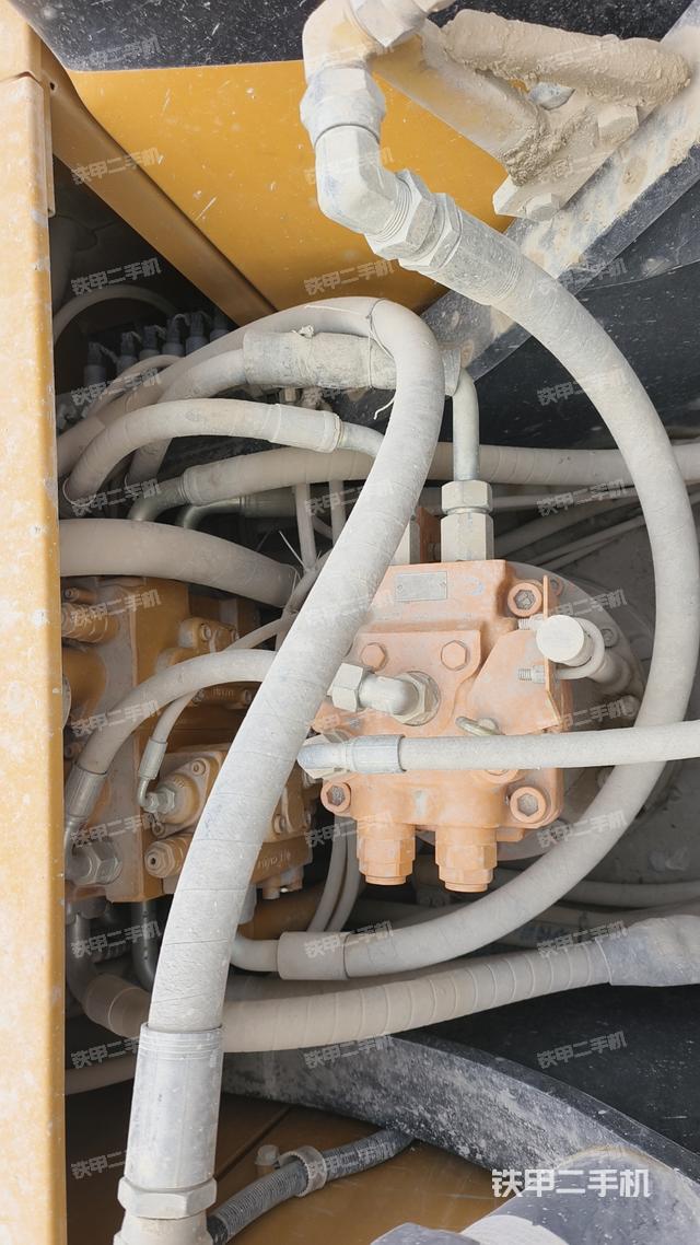 回转马达和主控阀（整机外观）