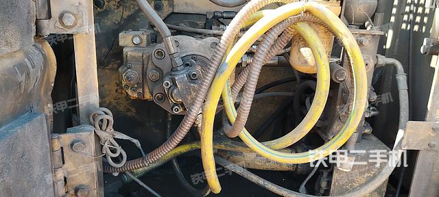 液压泵舱室正面整体（整机外观）