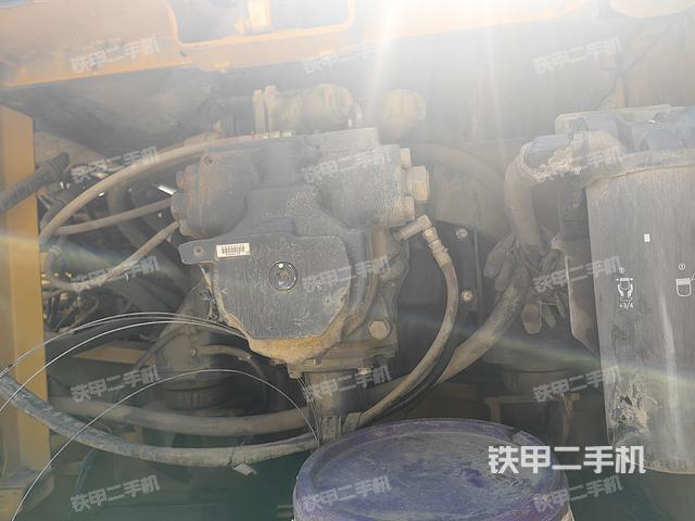 液压泵舱室正面整体（整机外观）