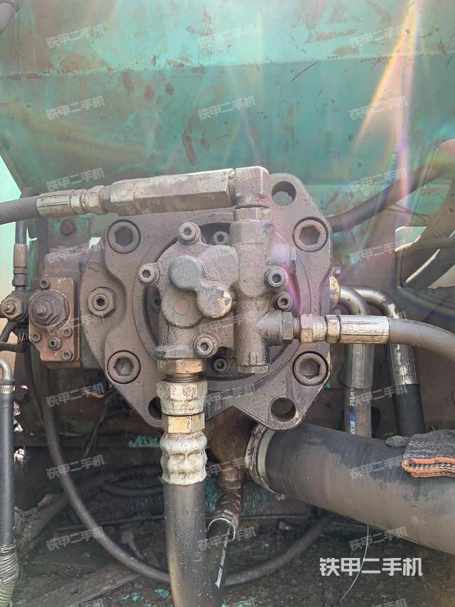 液压泵舱室正面整体（整机外观）